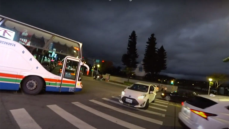 Έντρομος πεζός διασχίζει έναν δρόμο