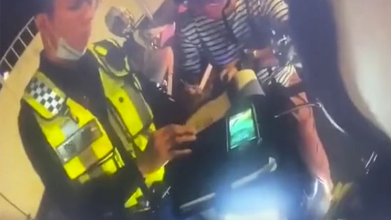 Γυναίκα εκνευρίζεται που της επιβλήθηκε πρόστιμο 