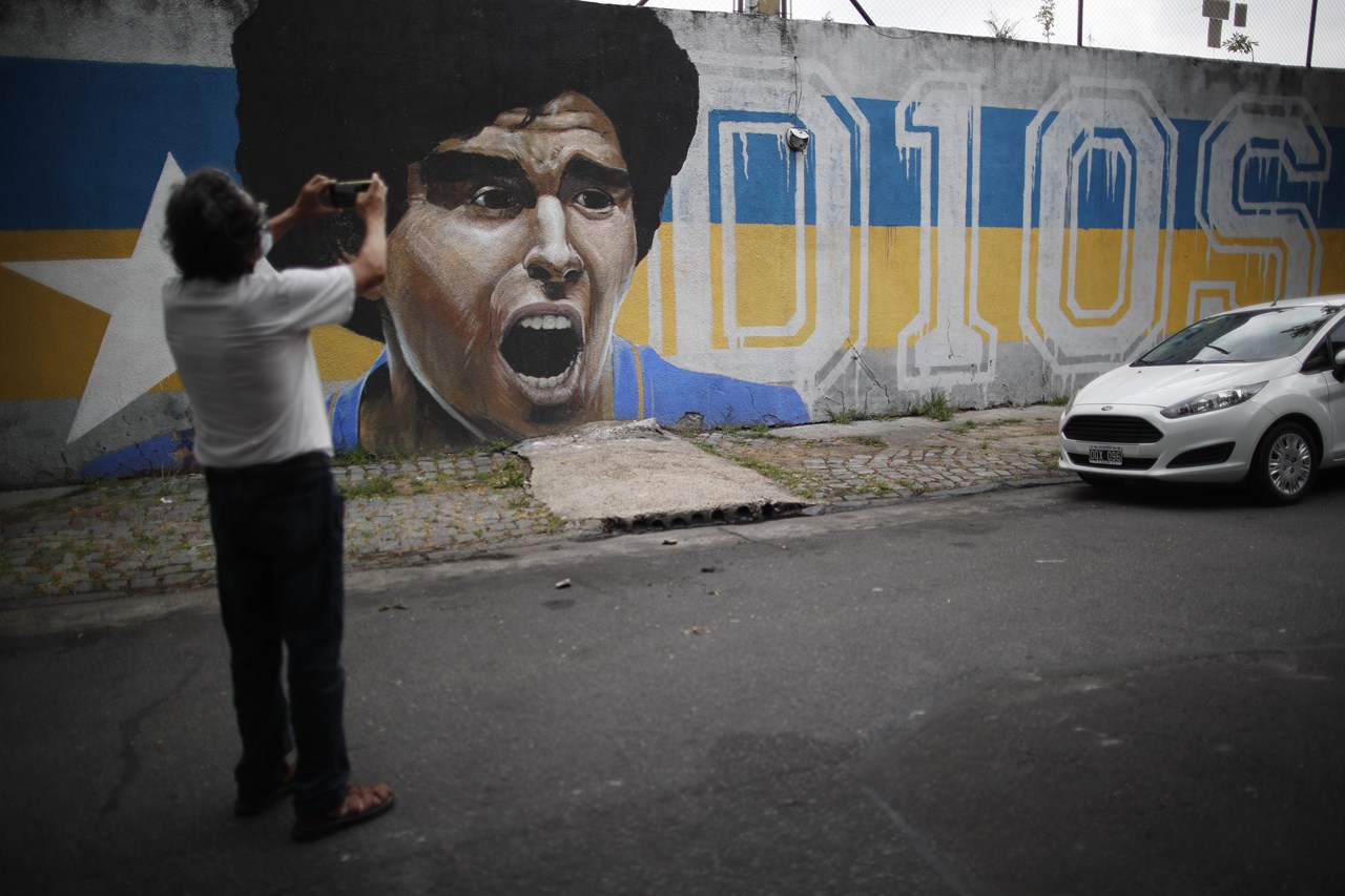 Ένας άντρας τραβά φωτογραφία τοιχογραφία με την εικόνα του Diego Maradona στο Μπουένος Άιρες της Αργεντινής