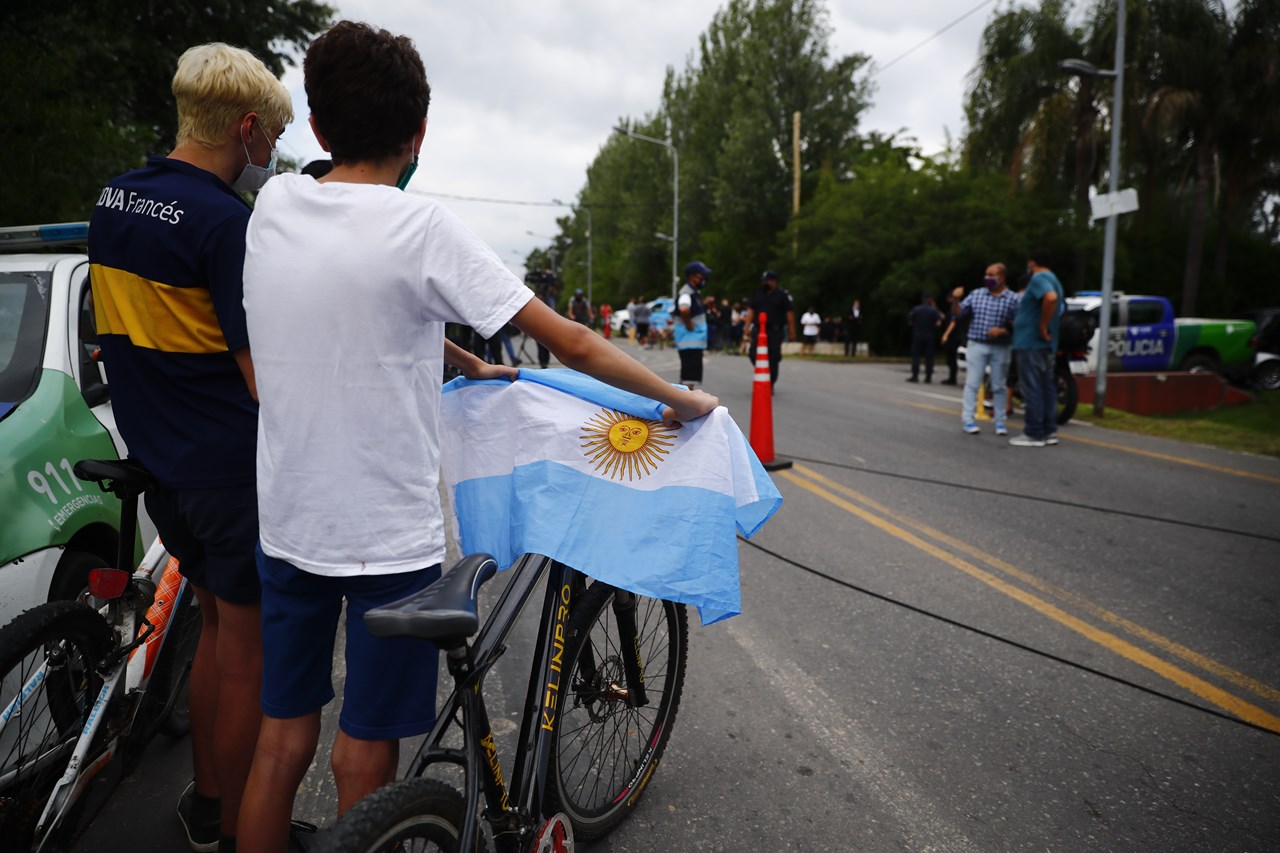 Πολίτες συγκεντρώνονται έξω από το σπίτι του Diego Maradona, στο Μπουένος Άιρες της Αργεντινής