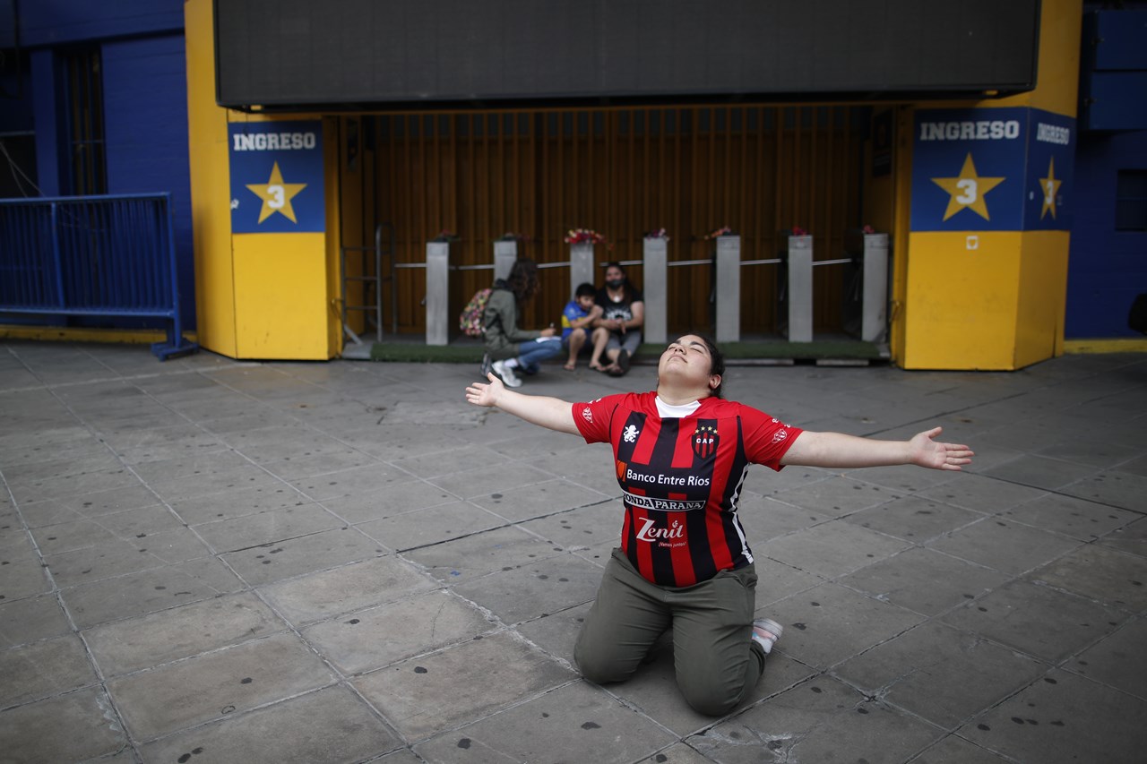 Οπαδός θρηνεί το θάνατο του Diego Maradona, γονατίζοντας στην είσοδο του σταδίου Boca Juniors, γνωστό ως La Bombomera, στο Μπουένος Άιρες