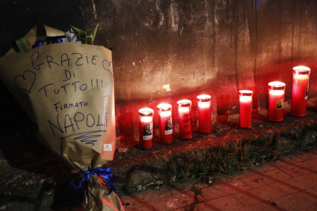"Ευχαριστώ για όλα" γράφει το σημείωμα δίπλα στα αναμμένα κεριά που καίνε για τον Ντιέγκο στη Νάπολη