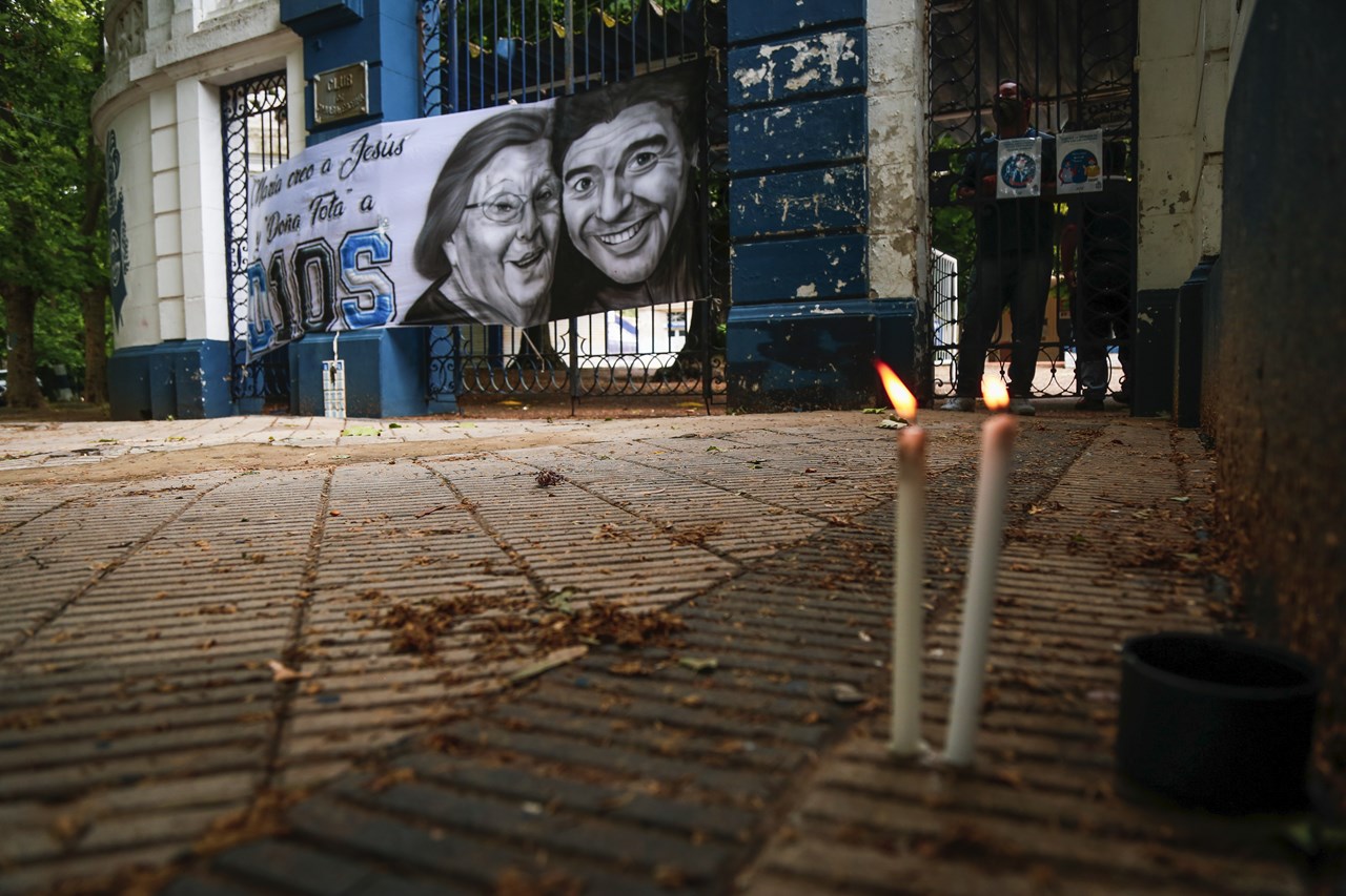 Κεριά αναμμένα προς τιμήν του Ντιέγκο Μαραντόνα στην είσοδο του ποδοσφαιρικού συλλόγου Gimnasia y Esgrima, με προπονητή τη Μαραντόνα, στη Λα Πλάτα της Αργεντινής