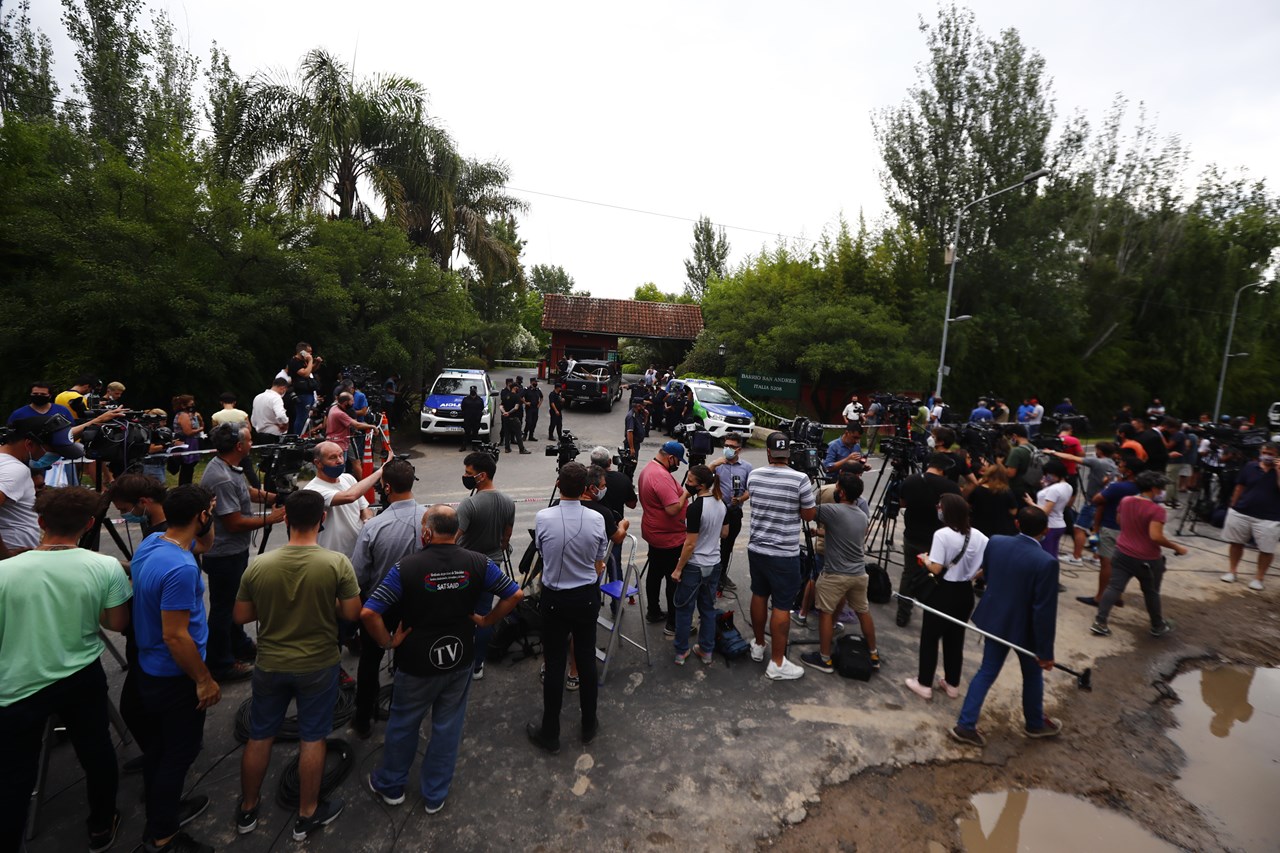 Δημοσιογράφοι συγκεντρώνονται έξω από το σπίτι του Diego Maradona στο Μπουένος Άιρες