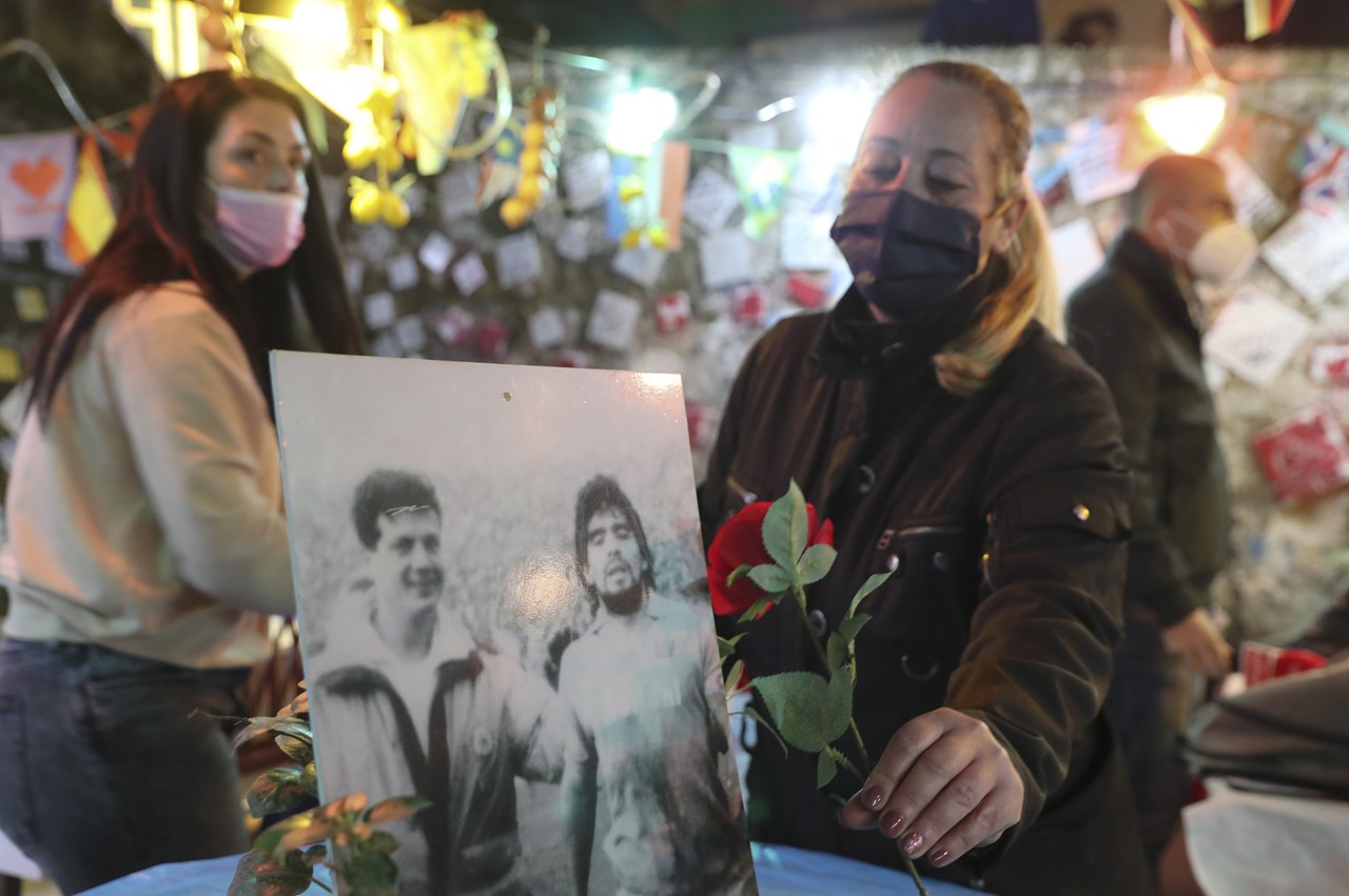 Μια γυναίκα στη Νάπολη προσφέρει ένα τριαντάφυλλο για να τιμήσει τη μνήμη του 