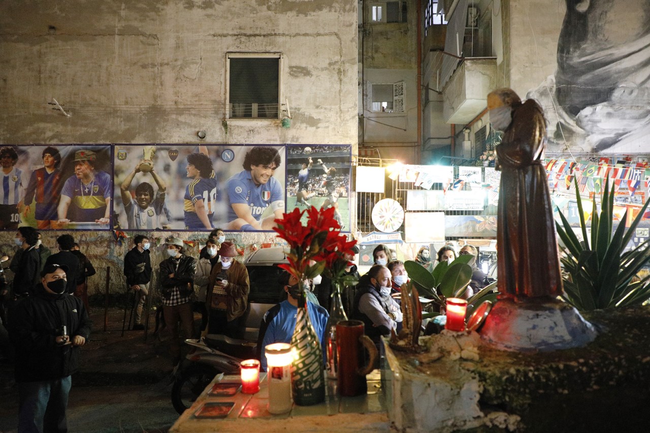 Ιταλοί πολίτες συγκεντρώνονται για να αποτίσουν φόρο τιμής στον θρύλο του ποδοσφαίρου στη Νάπολη