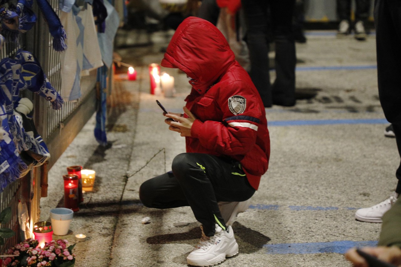 Στην Νάπολη ανάβουν κεριά έξω από το Στάδιο San Paolo για να αποτίσουν φόρο τιμής στον θρύλο του ποδοσφαίρου 