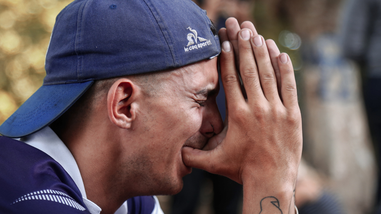 Θρήνος στην Αργεντινή: Θλίψη, δάκρυα και κεριά σε κάθε γωνιά για τον χαμό του Μαραντόνα