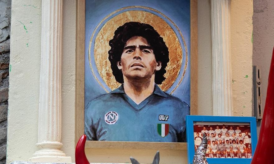 O Mαραντόνα λατρευόταν (και θα λατρεύεται) σαν Θεός από τους φίλους του ποδοσφαίρου