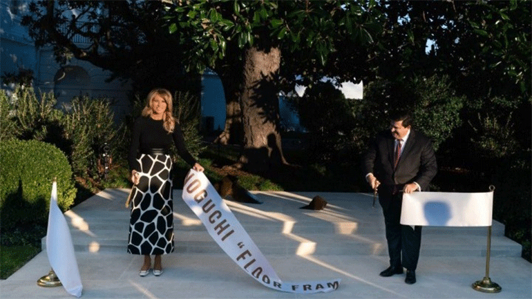 Αποκαλυπτήρια γλυπτού του Νογκούτσι από τη Μελάνια Τραμπ