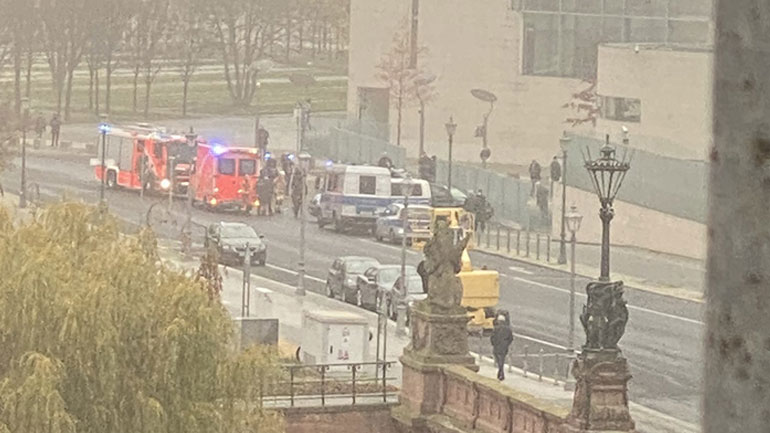 Αυτοκίνητο έπεσε στην πύλη της Καγκελαρίας στο Βερολίνο