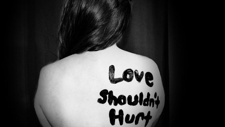 Παγκόσμια Ημέρα Εξάλειψης της Βίας κατά των Γυναικών – Άνοδος των περιστατικών στη σκιά του Covid-19