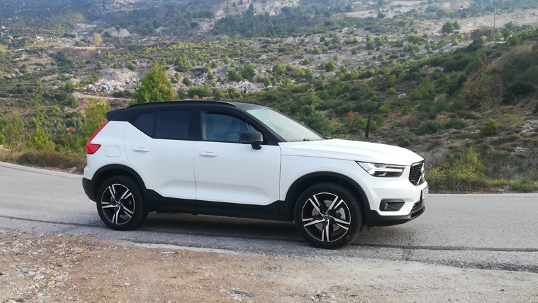 Πατάει σε ζάντες 19 ιντσών και η απόσταση από το εδάφος είναι στα 21 εκατοστά 