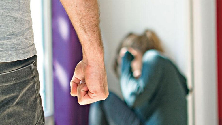 Εγκλωβισμένες στη βία χιλιάδες γυναίκες στη διάρκεια της καραντίνας