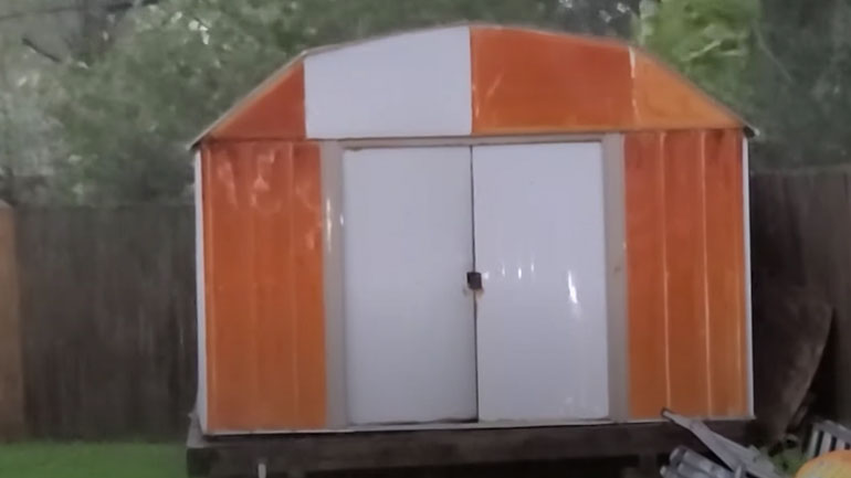 Υπόστεγο ξηλώνεται από τον τυφώνα