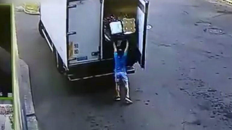 Οδηγός vs παλέτα φρούτων 