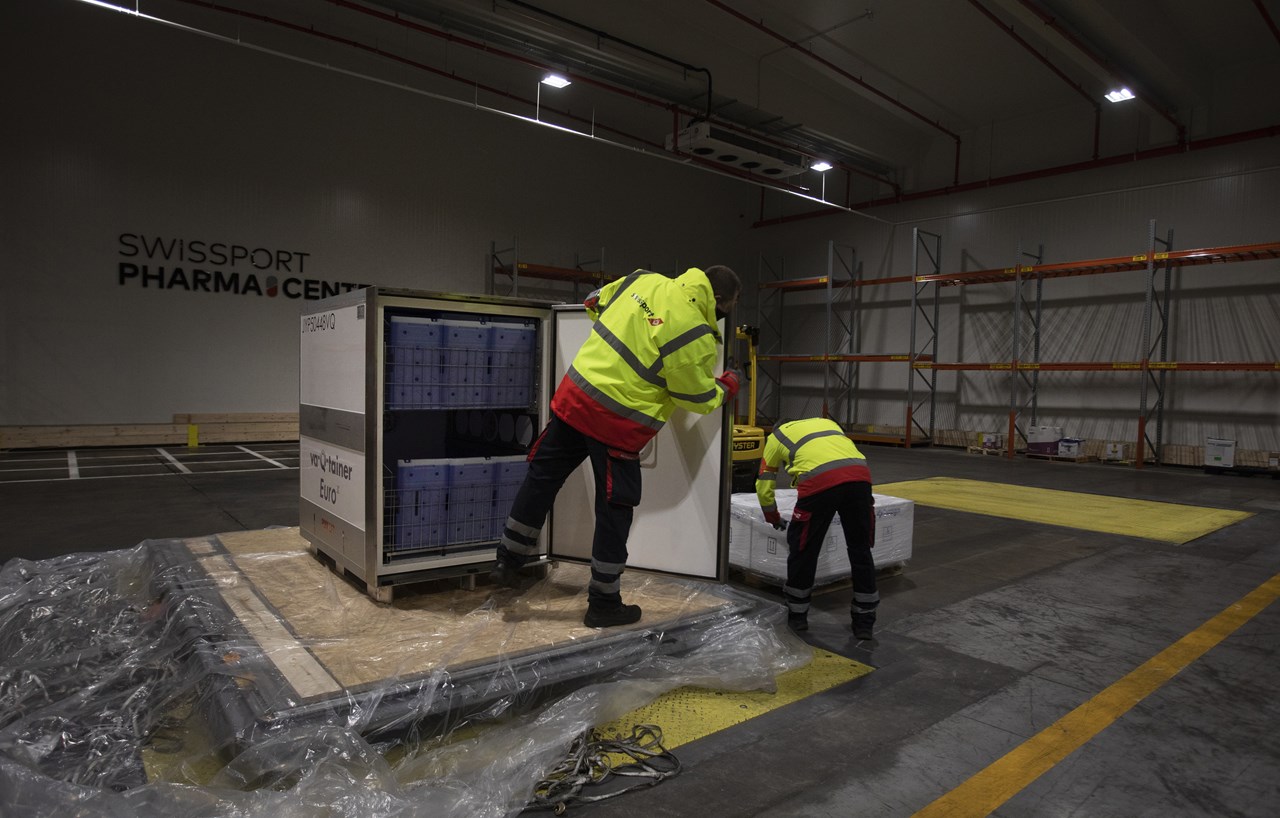 Εργάτες στη διαδικασία της αποθήκευσης σε χαμηλές θερμοκρασίες