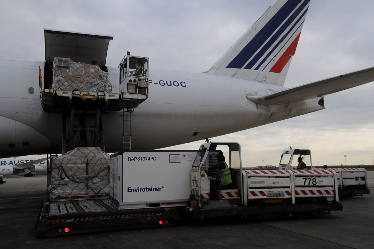 Προετοιμασίες για τη αεροπορική μεταφορά των εμβολίων