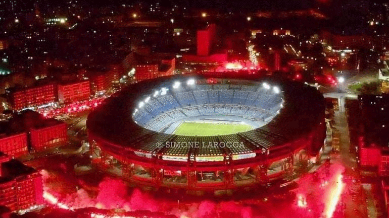 Μαραντόνα: Oι οπαδοί της Νάπολι συγκεντρώθηκαν έξω από το «Σαν Πάολο» και αποχαιρέτησαν τον ποδοσφαιρικό τους Θεό!