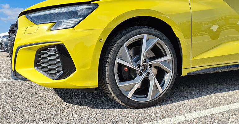 Ζάντες αλουμινίου 19 ιντσών και δαγκάνες της Audi Sport...