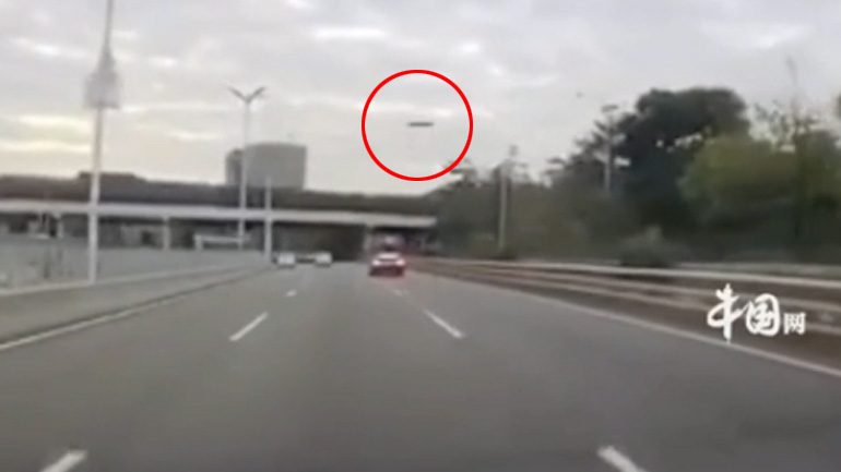 Αυτό που πετάει είναι η οροφή ενός Tesla!