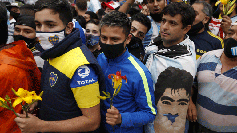 Αργεντινή: Αψηφούν τον Covid-19 χιλιάδες κόσμου για να προσκυνήσουν τη σορό του Μαραντόνα