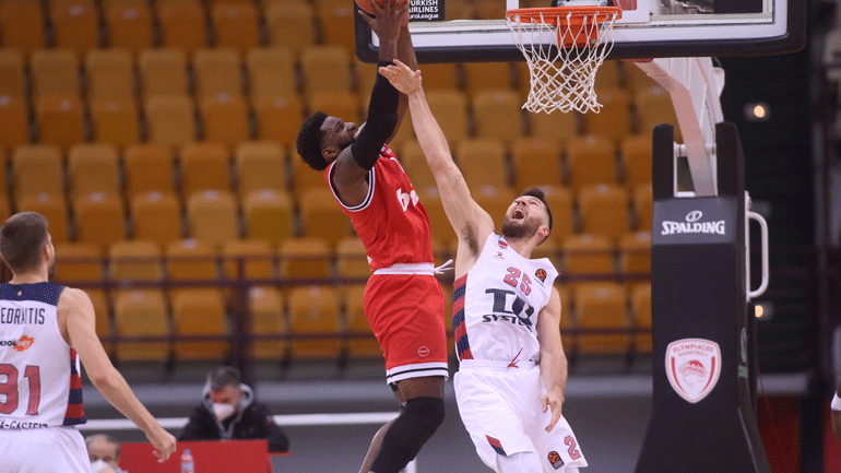 Λύγισε από την Μπασκόνια ο Ολυμπιακός των πολλών απουσιών, ηττήθηκε 90-76 στο ΣΕΦ