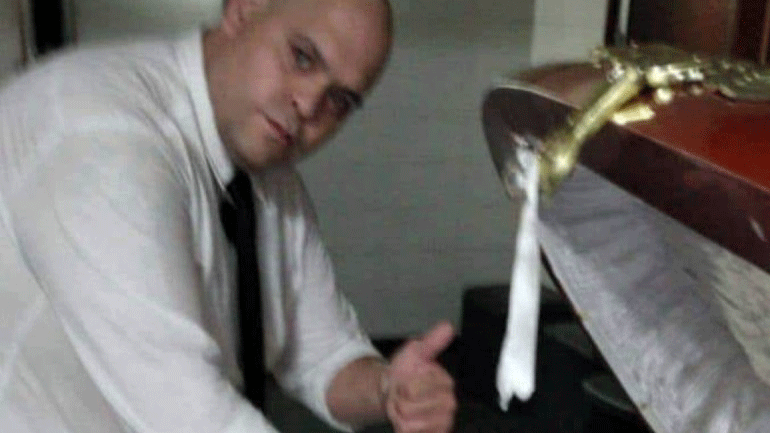 Σοκ: Υπάλληλοι γραφείου τελετών έβγαλαν και δημοσίευσαν selfies με τη σορό του Μαραντόνα!