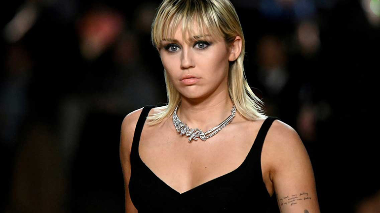 Η Miley Cyrus αποκαλύπτει πως υποτροπίασε μέσα στην καραντίνα με το αλκοόλ!