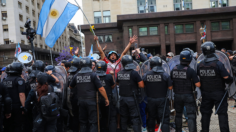 Χιλιάδες άνθρωποι αποχαιρετούν τον Μαραντόνα στην Αργεντινή εν μέσω συγκρούσεων με την αστυνομία