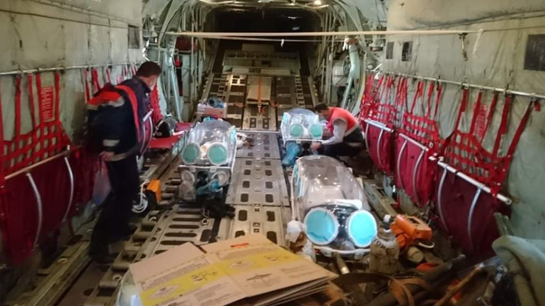 Μπαράζ αεροδιακομιδών ασθενών με κορωνοϊό