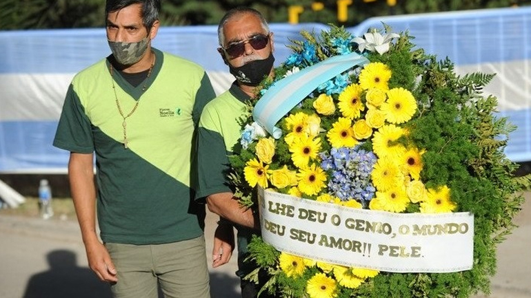 Συγκίνηση με το στεφάνι του Πελέ στην κηδεία του Μαραντόνα