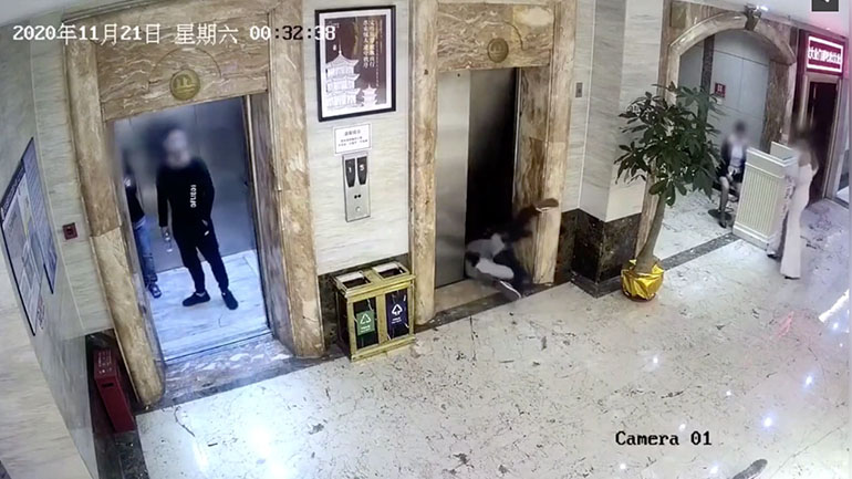 Δύο μεθυσμένοι πέφτουν σε ένα φρεάτιο ανελκυστήρα