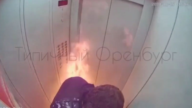 Άντρας παίζει με εύφλεκτο υγρό και παίρνει φωτιά στο ασανσέρ