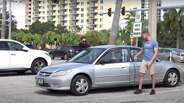 Απαγορεύεται η στάθμευση με την όπισθεν
