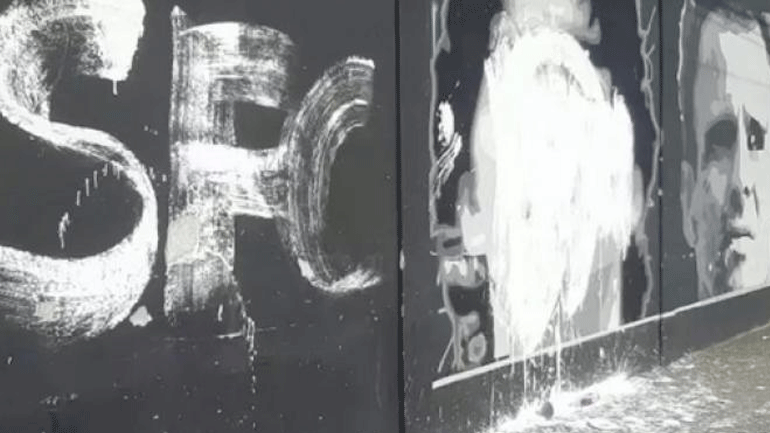 Ντροπή: Πέταξαν μπογιές σε προσωπογραφία του Μαραντόνα έξω από το προπονητικό κέντρο της Σάντος!