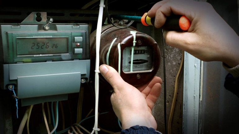 «Σε παρακαλώ, κόψε το ρεύμα σε μια ώρα, τώρα κάνει μάθημα το παιδί μου»