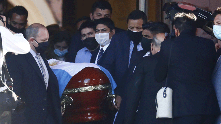 Το ύστατο αντίο στον Ντιέγκο Μαραντόνα – Ο «Θεός» του ποδοσφαίρου οδηγήθηκε στην τελευταία του κατοικία