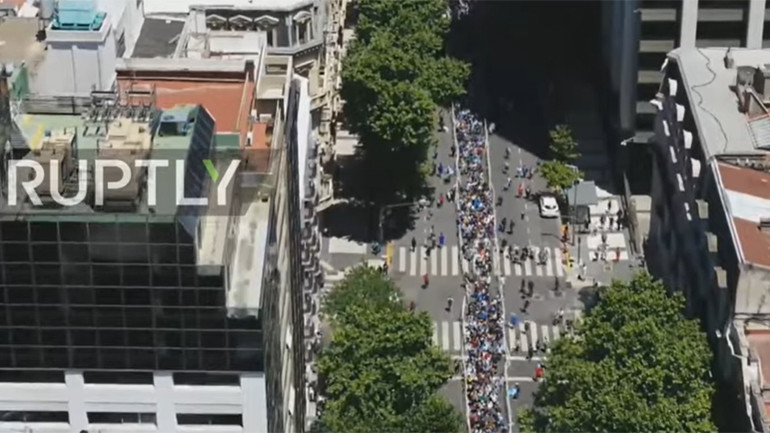 Κοσμοσυρροή στην κηδεία του Μαραντόνα – Βίντεο από ψηλά