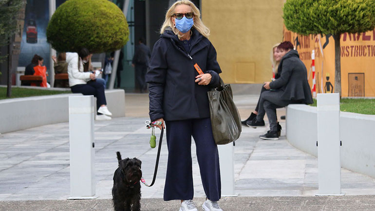 Μαρία Μπεκατώρου: Βόλτα με τον τετράποδο φίλο της και casual look