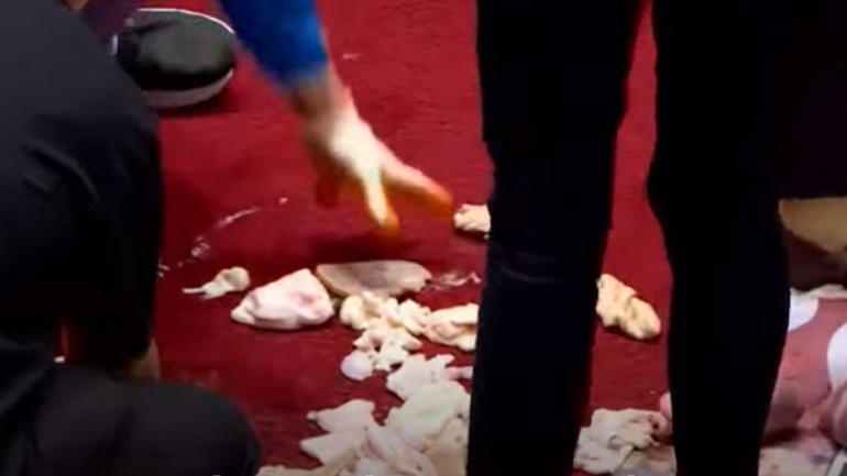 Ξύλο με… εντόσθια γουρουνιών στο κοινοβούλιο της Ταϊβάν