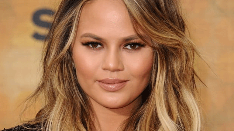 Η Κριστίν Τέιγκεν λέει στους θαυμαστές ότι συνέρχεται από την κατάθλιψη