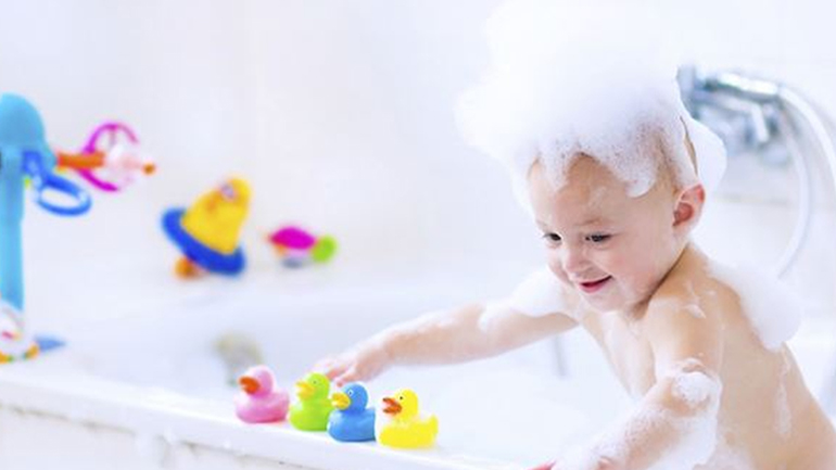 Πότε μπορούμε να αφήσουμε το παιδί να κάνει μόνο του μπάνιο;