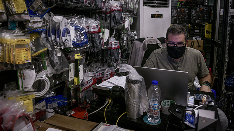 Black Friday και lockdown εκτόξευσαν τις ηλεκτρονικές παραγγελίες για καταναλωτικά αγαθά