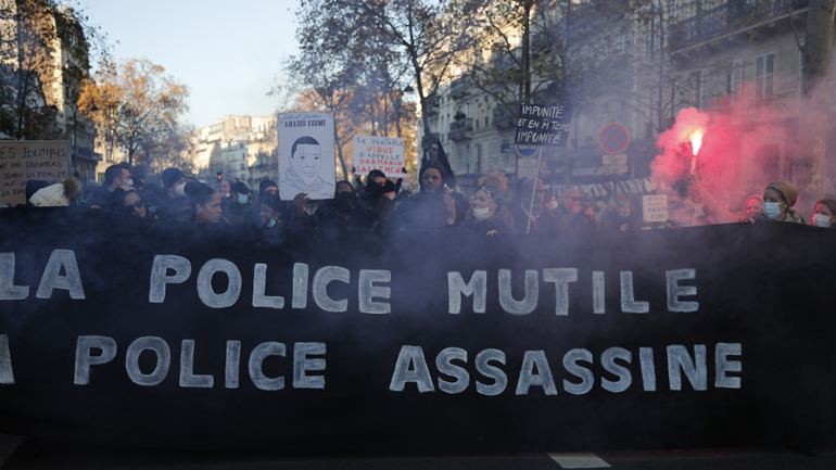 Δακρυγόνα σε διαδήλωση κατά της αστυνομικής βίας στο Παρίσι
