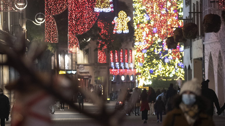 Ουρές στη Γαλλία σε καταστήματα και κουρεία που ξανάνοιξαν
