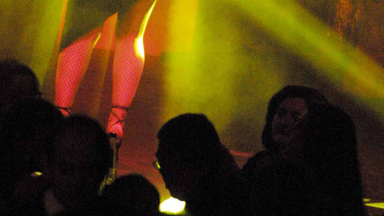 Αυτόφωρο και πρόστιμο σε γυναίκα οδοντίατρο για το κορωνοπάρτι στο εξοχικό της