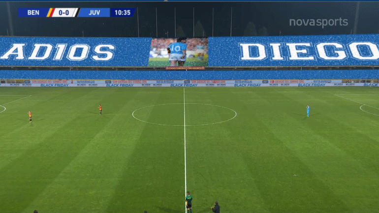 Μπενεβέντο-Γιουβέντους: Το χειροκρότημα των παικτών στο 10ο λεπτό για τον Μαραντόνα