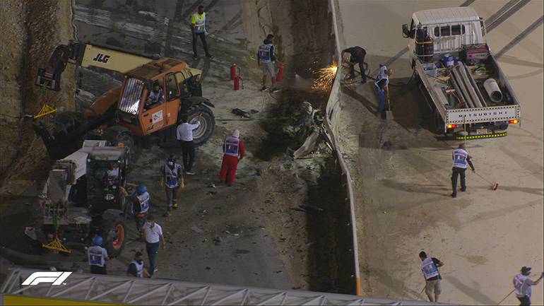 To σημείο που έπεσε το μονοθέσιο του Grosjean. Όπως μπορείτε να δείτε οι άνθρωποι της πίστα κάνουν εργασίες επιδιόρθωσης για να ξεκινήσει και πάλι ο αγώνας.