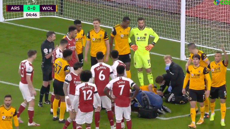 Σφοδρή εναέρια σύγκρουση στο Άρσεναλ-Γουλβς – Αποχώρησε με φορείο από το γήπεδο ο Χιμένες